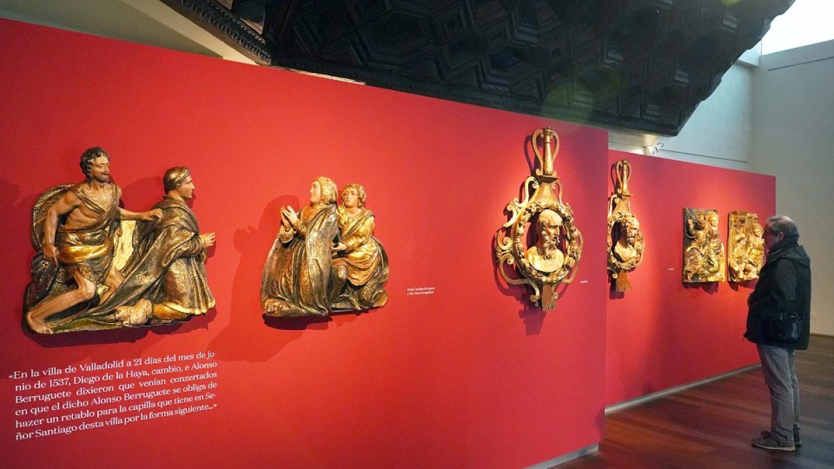 Algunas de las piezas del retablo de Berruguete expuestas hasta el 19 de abril en el Rincón Rojo del Museo de Escultura. ICAL