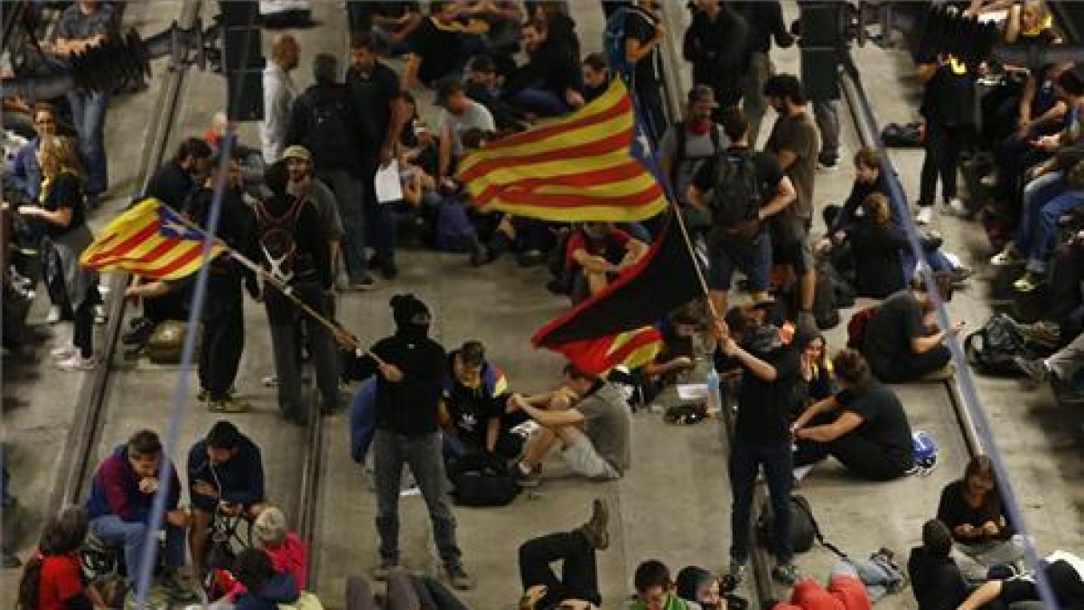 Corte de las vías del AVE en Gerona.-