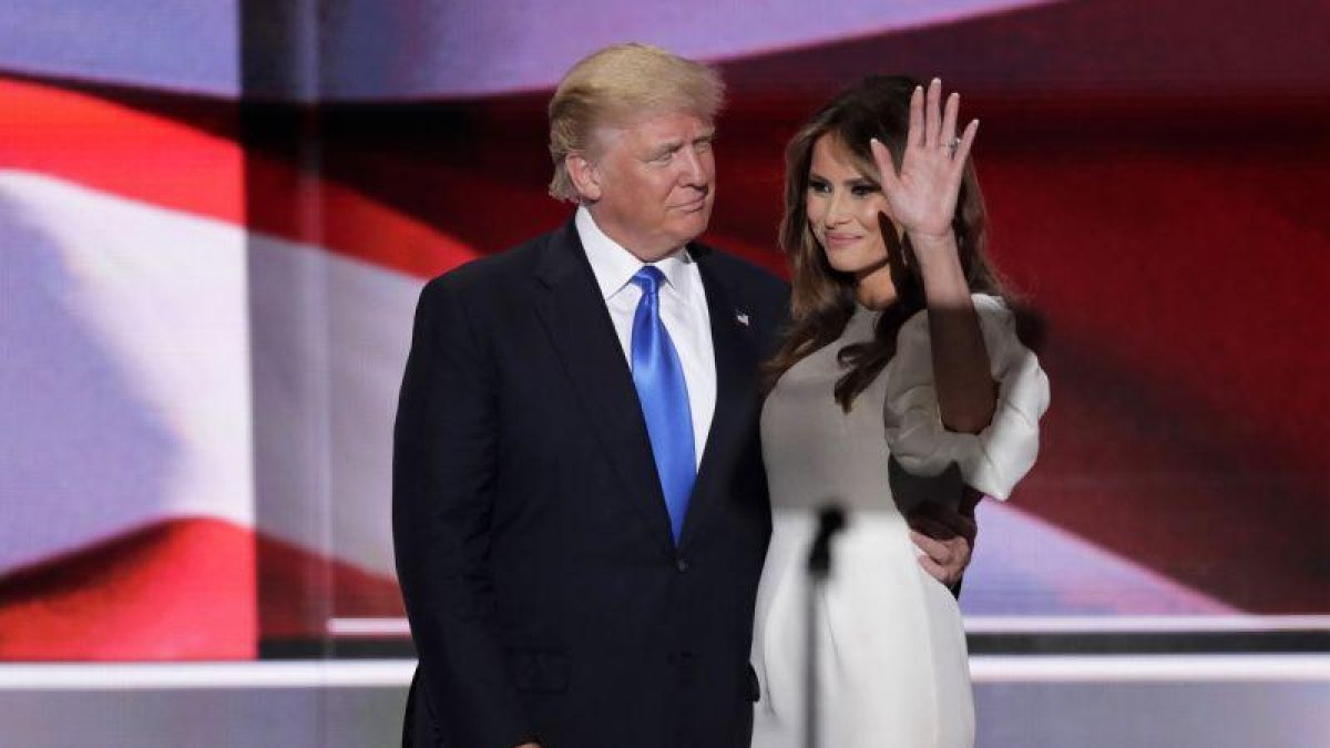 Donald y Melania Trump, tras el discurso de la esposa del magnate en la convención republicana, por el que ha recibido acusaciones de plagio del que hizo Michelle Obama.-AP / J. SCOTT APPLEWHITE