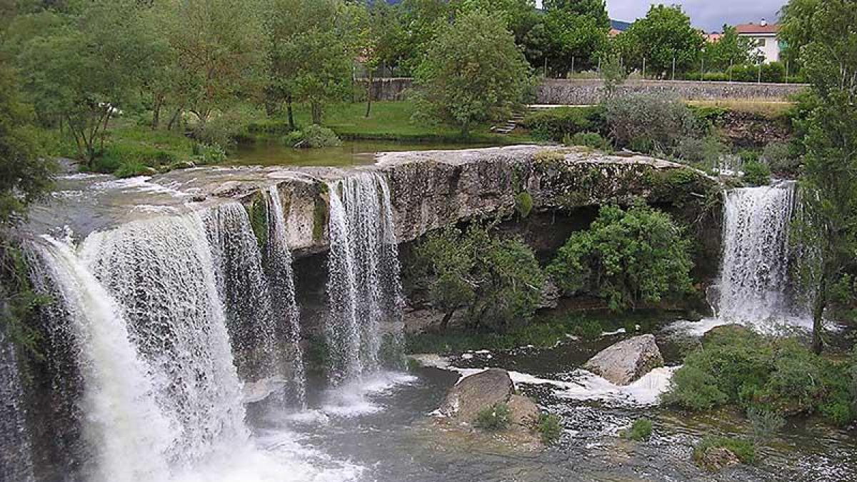La cascada de Pedrosa de Tobalina , a veinte kilómetros de la central nuclear de Garoña. 
