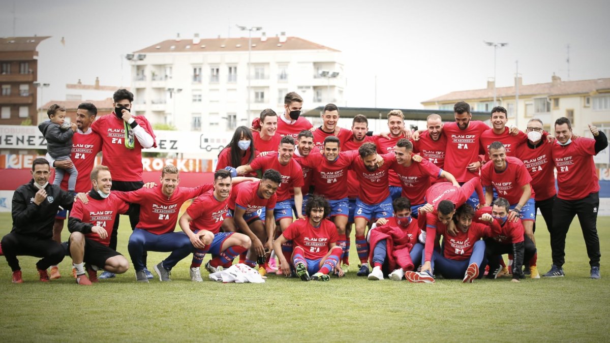 La plantilla del Calahorra celebra su clasificación para el play off. TWITTER / @CDCALAHORRA
