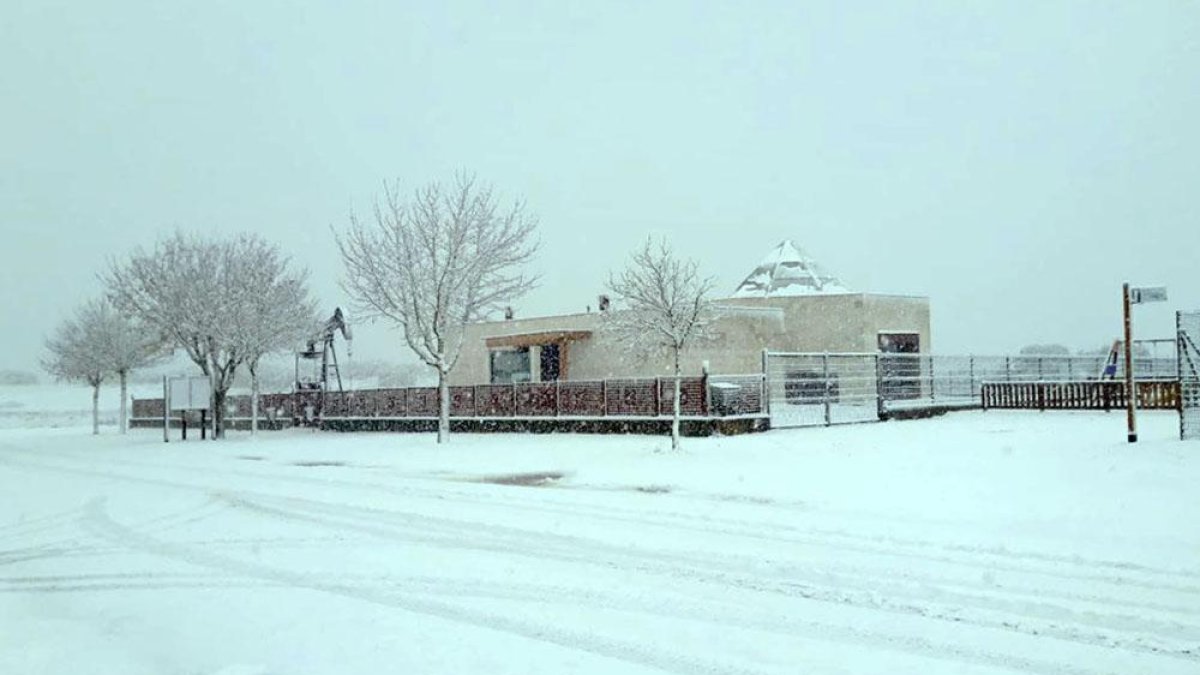 La nieve llegaba poco a poco a Sargentes de la Lora, lo que hizo que algunos de los poco más de 100 votantes censados en la zona, se quedaran atascados-ECB