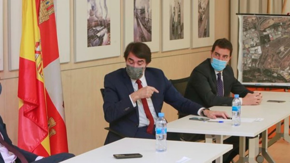 El consejero de Fomento conversa con el alcalde de Burgos durante la reunión del consejo de Cetabsa. RAÚL OCHOA