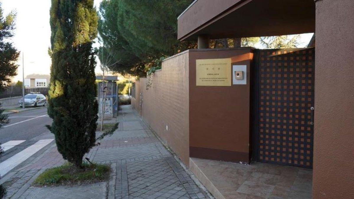 Entrada de la embajada de la Republica Popular Democrática de Corea.-JOSE LUIS ROCA