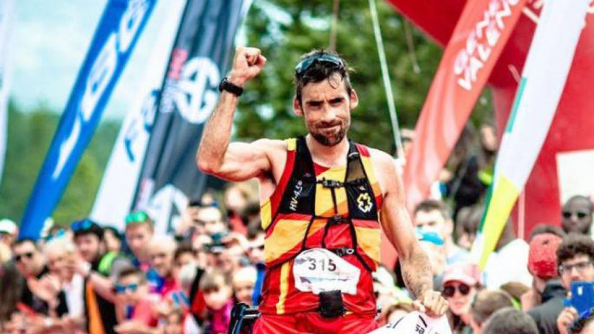 Luis Hernando festeja la consecución del Mundial en Penyagolosa-D, de la Iglesia