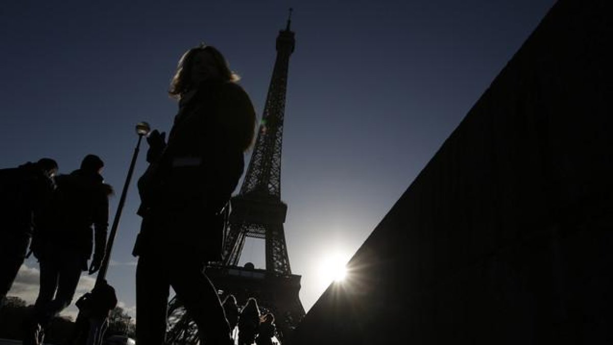 Gente paseando cerca de la Torre Eiffel, el pasado sábado, en París.-Laurent Cipriani / AP