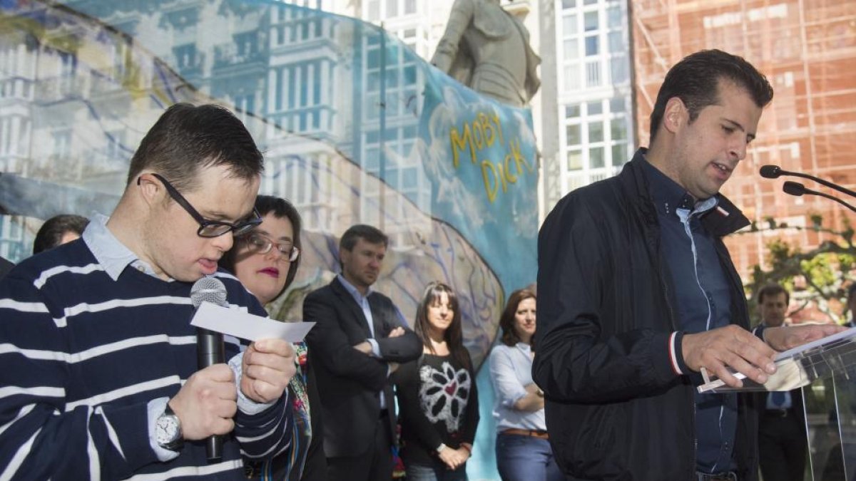 Lectura pública de 'Moby Dick' organizada por la asociación Síndrome de Down de Burgos, en la que participa el alcalde de la ciudad, Javier Lacalle, y el secretario general del PSOE de Castilla y León, Luis Tudanca, entre otros.-ICAL