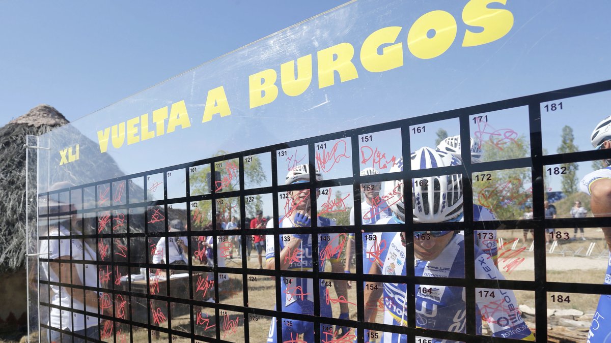 Imagen del control de firmas de una etapa de la Vuelta a Burgos de 2019. SANTI OTERO