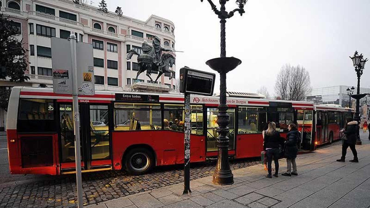 Varios autobuses municipales en la parada de la Plaza del Cid, de la capital burgalesa. ISRAEL L. MURILLO-ISRAEL L. MURILLO