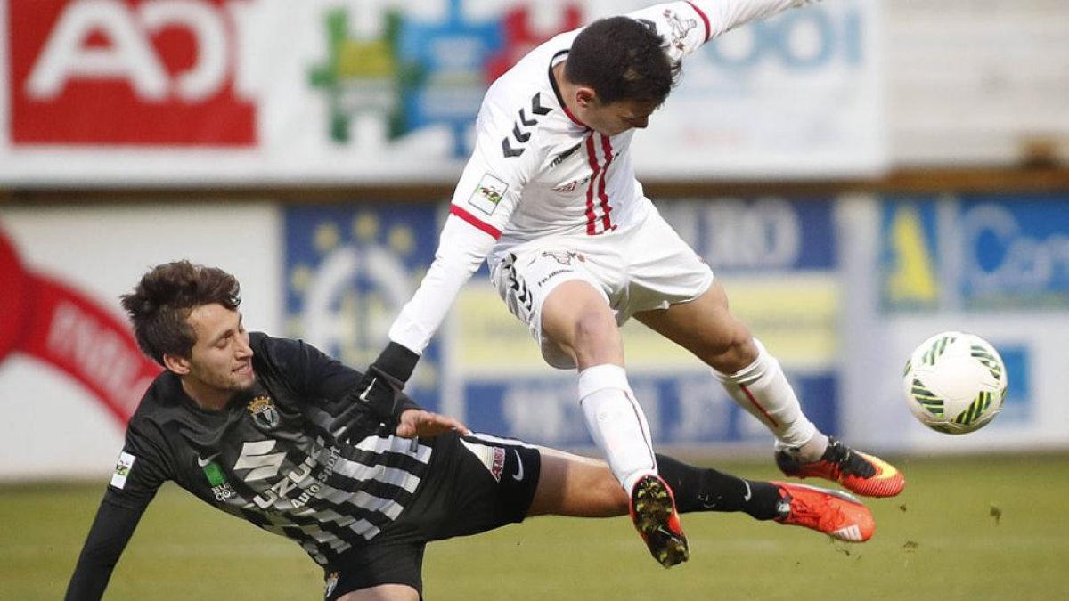 Uxío trata de arrebatar el balón a un jugador de la Cultural desde el suelo.-JESÚS F. SALVADORES