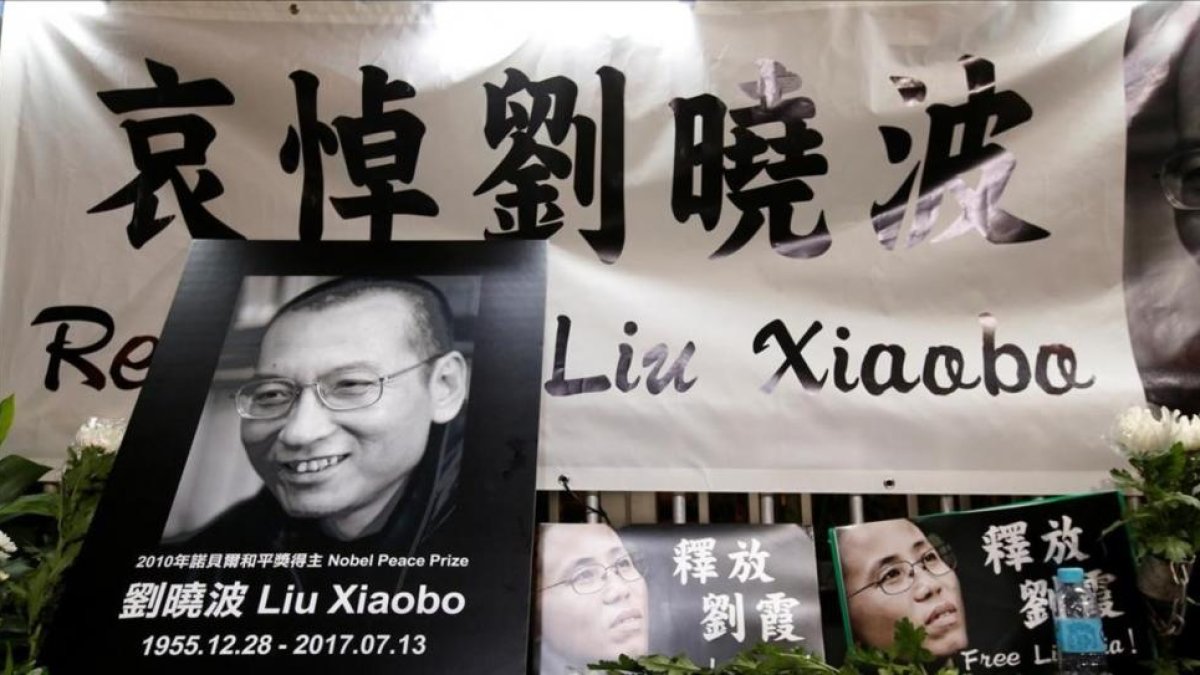 Homenaje al premio Nobel de la Paz Liu Xiaobo en China.-
