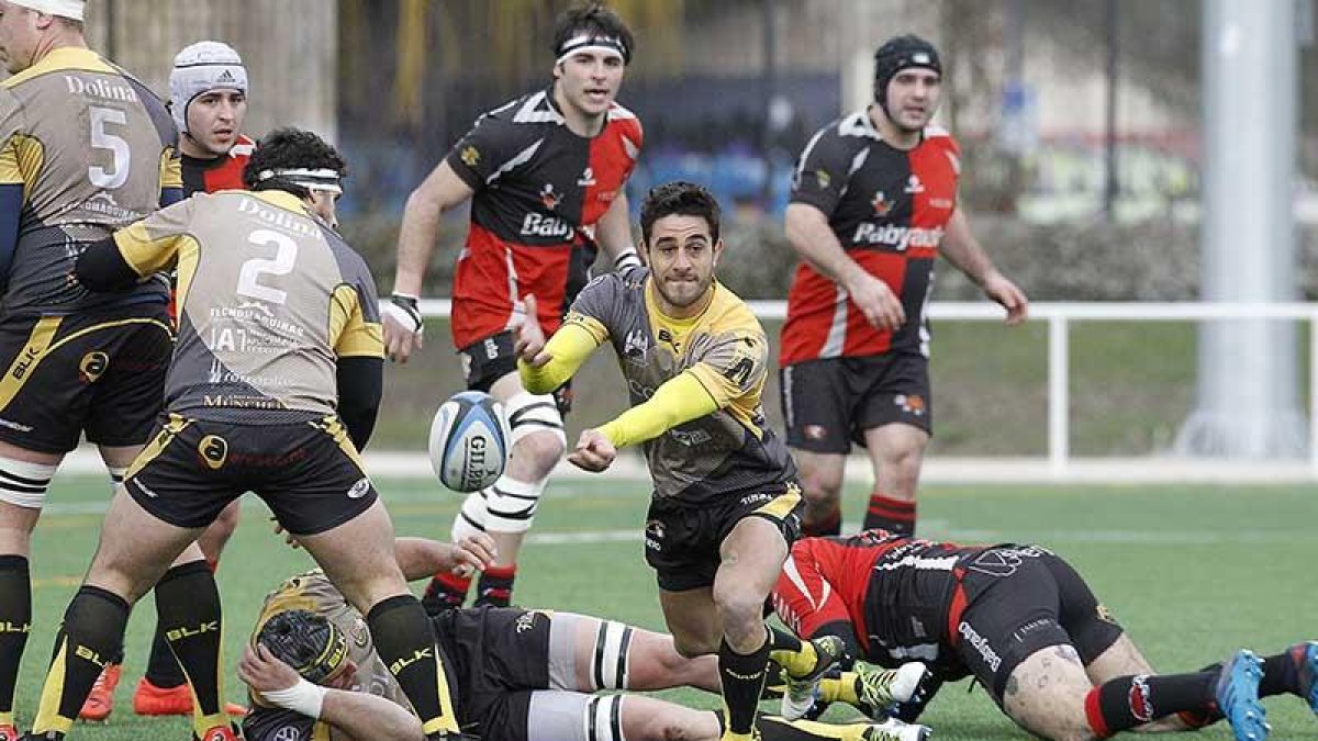 Rocamán transmite el oval tras un ruck durante un partido reciente.-SANTI OTERO