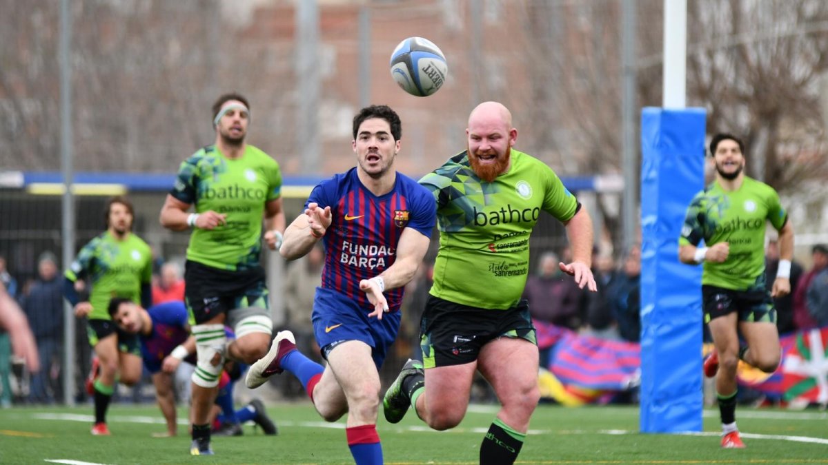 Fagan (a la derecha) persigue a un rival. BATHCO RUGBY