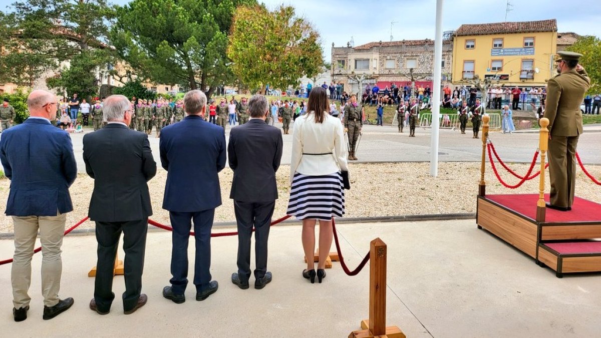 Expectación en Tardajos para presenciar el izado de la bandera. ECB