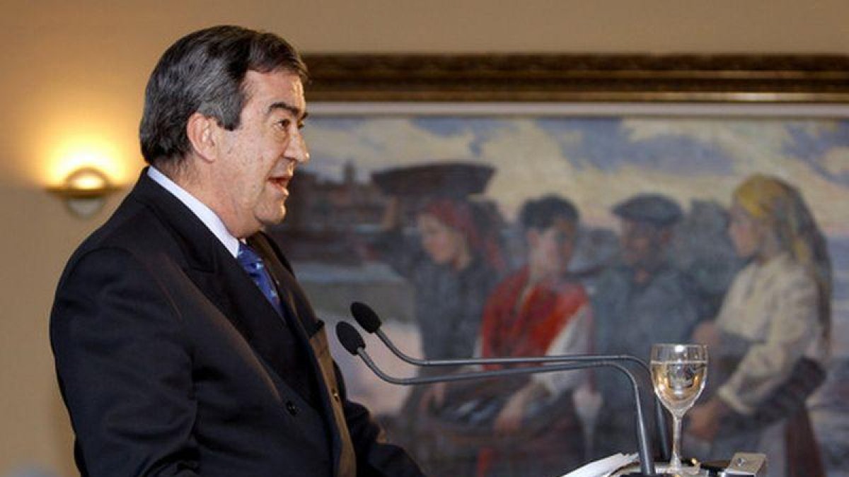 El presidente de Foro, Francisco Álvarez-Cascos, en la rueda de prensa tras las elecciones asturianas.-EFE / J.L. CEREJIDO