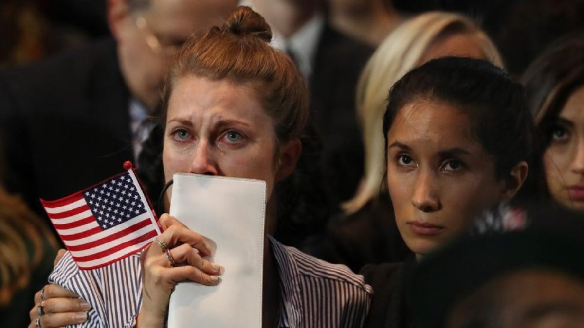 La reacción de los seguidores de la candidata demócrata Hillary Clinton al confirmarse su derrota electoral, el martes 8 de noviembre de 2016, en el Jacob K. Javits Convention Center, en Nueva York (Estados Unidos).-JUSTIN LANE / EFE