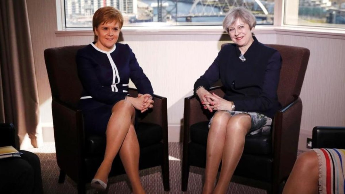 La primera ministra británica, Theresa May (derecha), junto a la ministra principal de Escocia Nicola Sturgeon durante su reunión en Glasgow.-RUSSELL CHEYNE