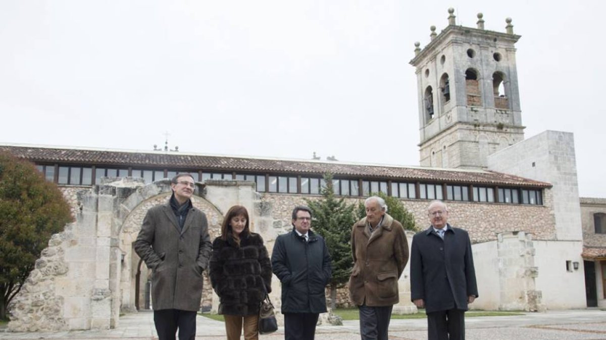Alfonso Murillo, Orcajo, Villar, Mena y Carrancho posan junto a la facultad de Derecho de la UBU.-ICAL