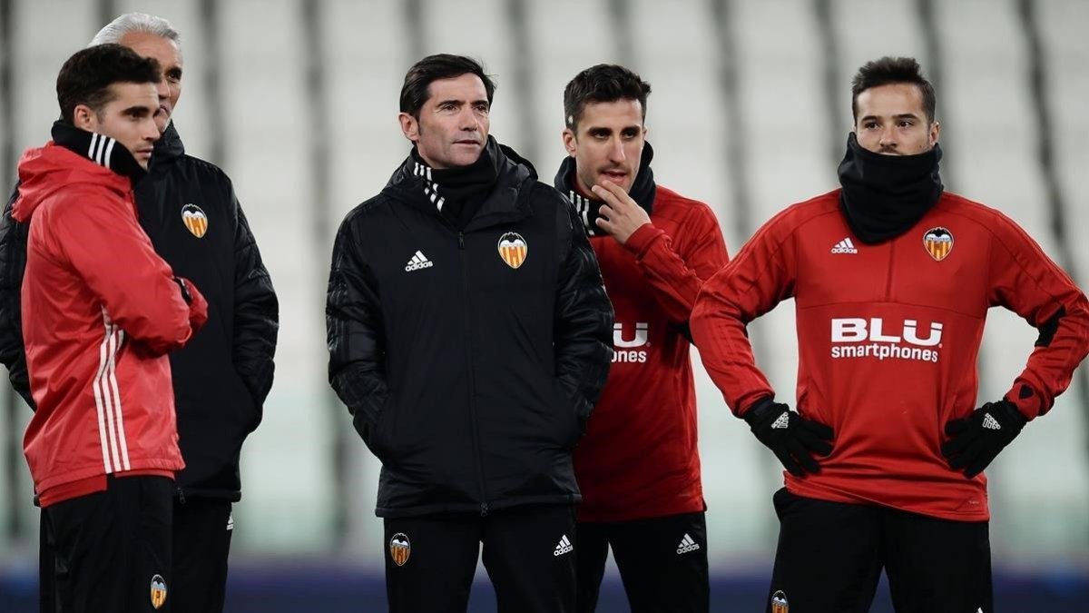 Marcelino, entrenador del Valencia (de azul), durante el entrenamiento en Turín.-