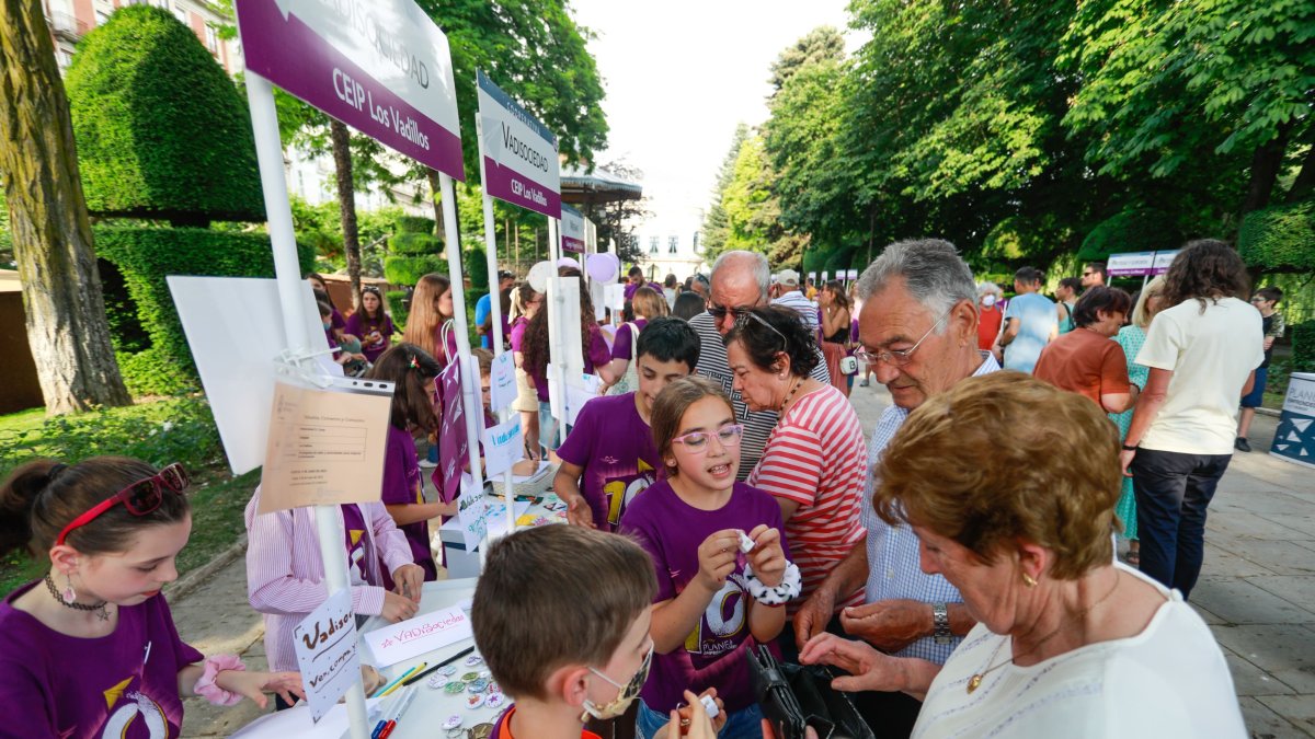 Abuelos, monedero en mano, para comprar algún artículo en la Feria de Cooperativas en el paseo del Espolón. TOMÁS ALONSO