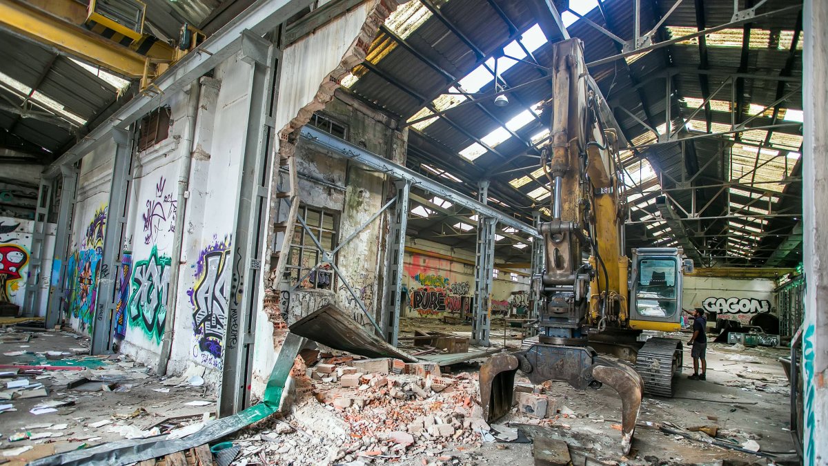 La fábrica data de 1943 y se dedicó a la fabricación metálica en la carretera de Arcos, donde ya están las máquinas para comenzar la demolición. TOMÁS ALONSO