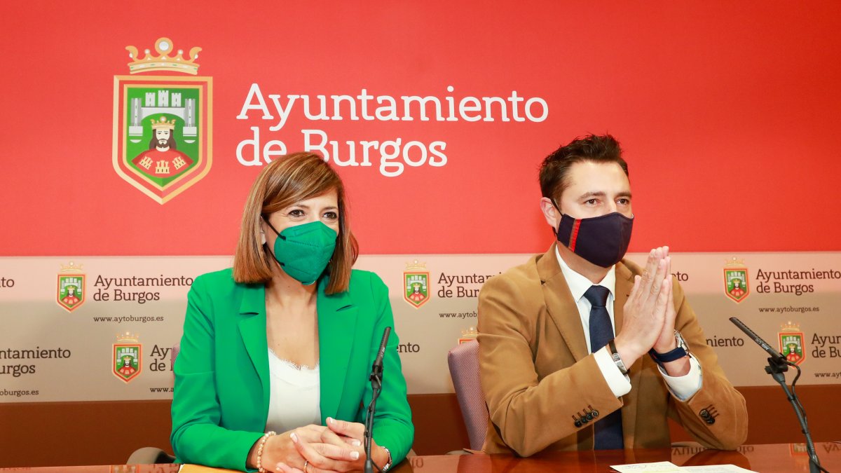 La concejala de Personal, Nuria Barrio, y el alcalde, Daniel de la Rosa, en rueda de prensa. TOMÁS ALONSO