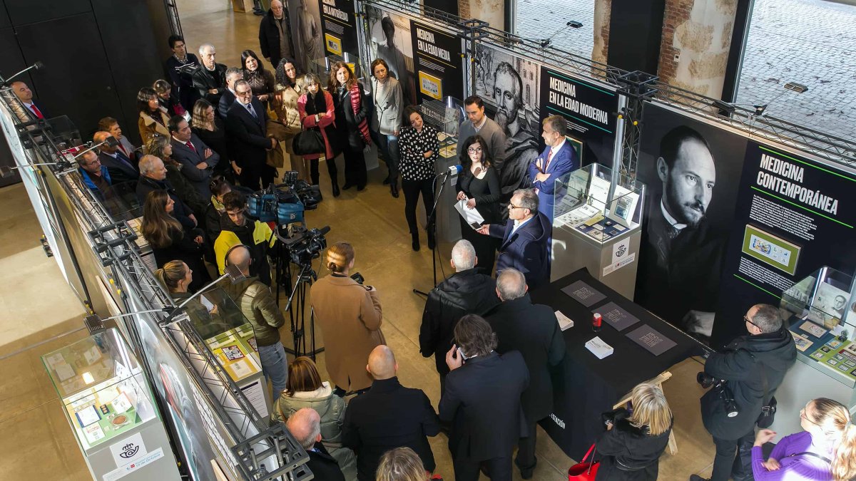 Un momento de la inauguración de la exposición Filatelia y Salud en La Estación. TOMÁS ALONSO