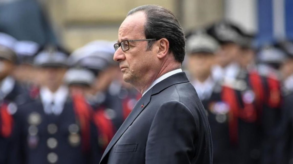 Hollande, en el nomenaje al policía asesinado en el atentado de los Campos Elíseos.-AFP / BERTRAND GUAY