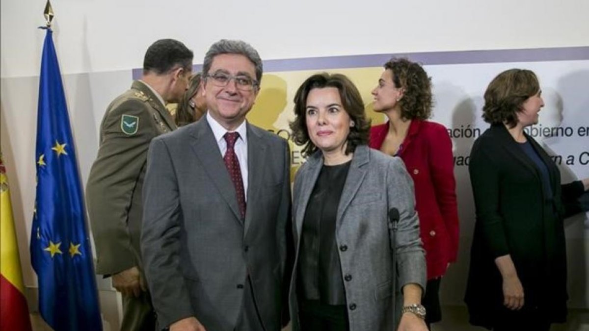 Enric Millo junto a Soraya Sáenz de Santamaría en la toma de posesión del cargo como delegado del Gobierno en Cataluña.-JOAN CORTADELLAS
