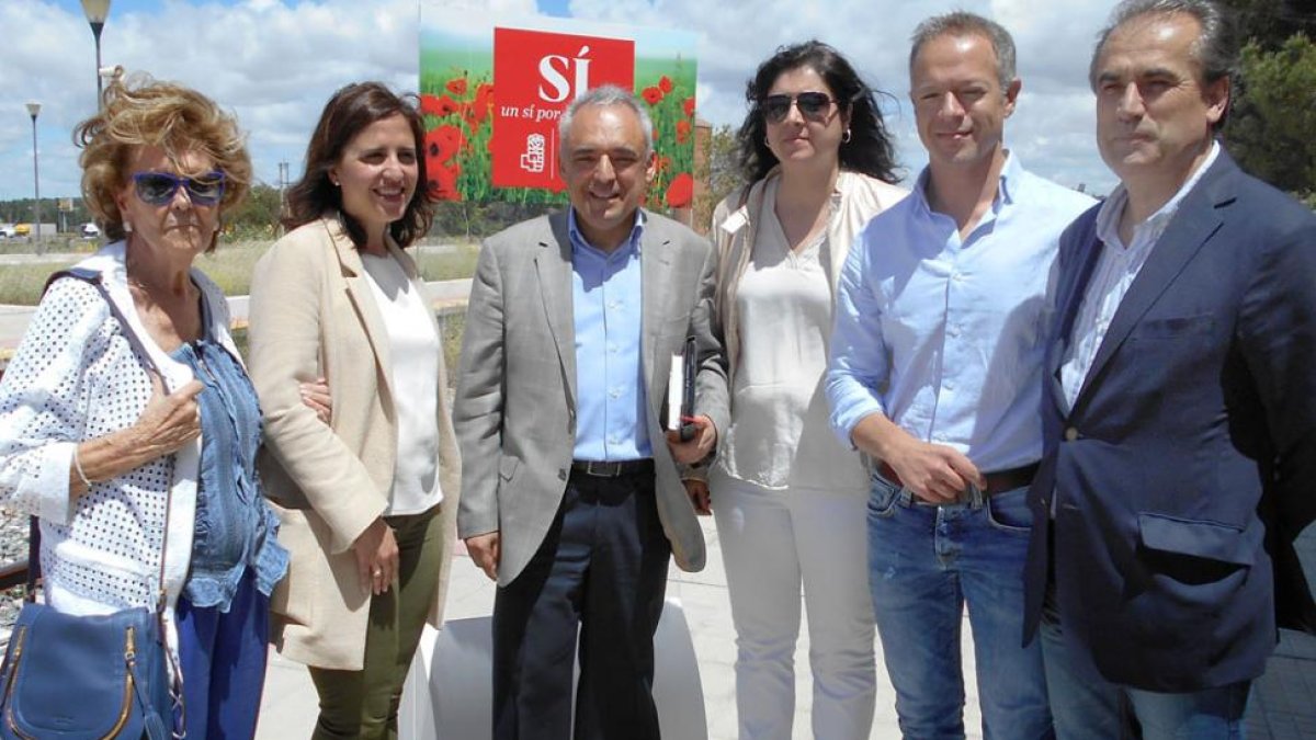 En el centro, Simancas junto a los candidatos al Congreso y al Senado y miembros del partido.-L. VELÁZQUEZ