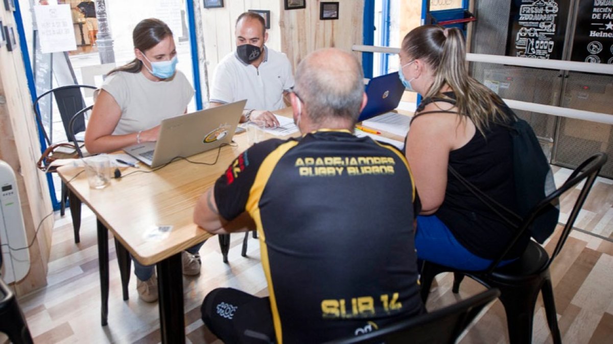 Dos socios del Aparejadores RC completan el proceso de renovación, ayer, en Flor de Escocia. ISRAEL L. MURILLO