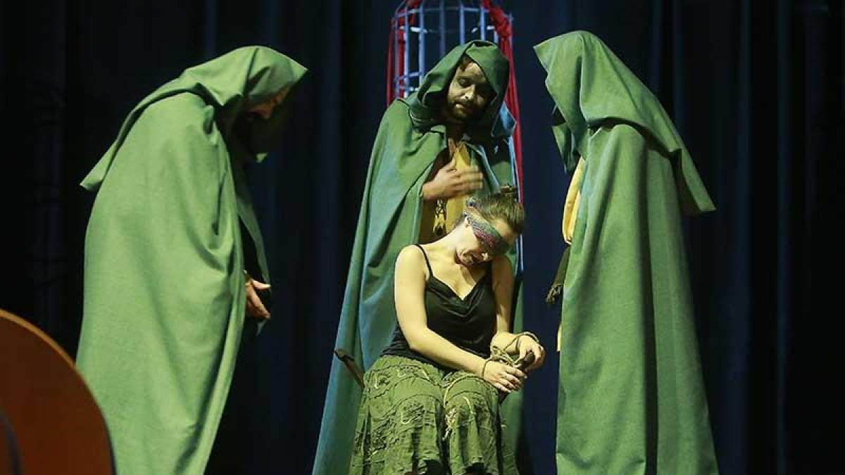 Los miembros de Teatrería Denuncia apuran las últimas horas antes del estreno para ensayar este nuevo montaje.-Raúl Ochoa