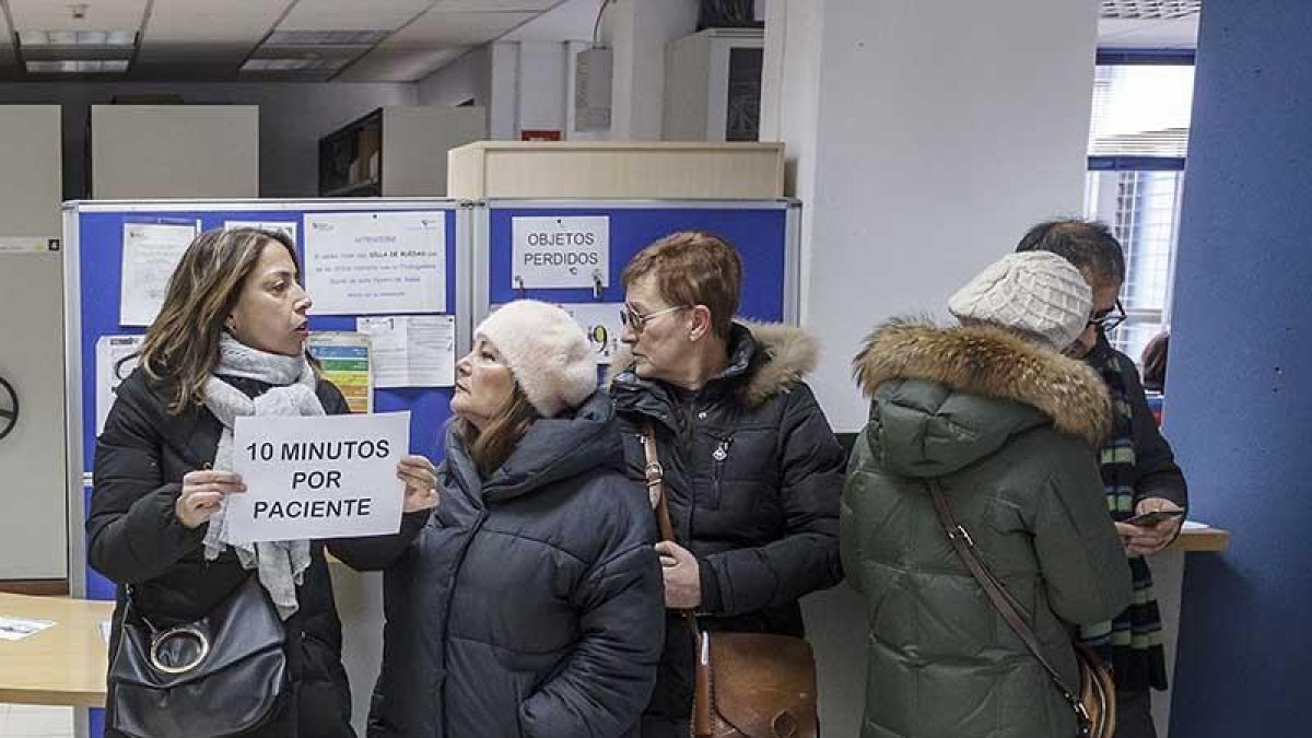 Un grupo de pacientes se congregó durante dos horas el viernes en el interior del centro de salud de Los Cubos para pedir más médicos.-SANTI OTERO