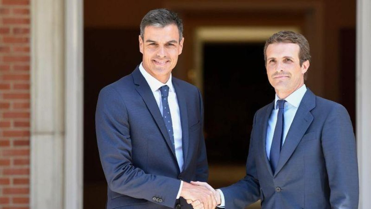 Pedro Sánchez recibe a Pablo Casado a las puertas de la Moncloa, el pasado 2 de agosto.-GABRIEL BOUYS (AFP)