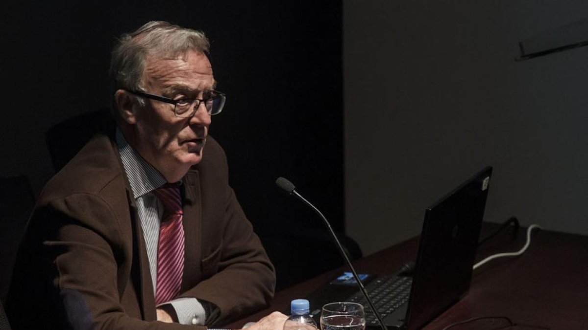 El doctor Jesús Rodrigo, durante la conferencia que impartió ayer en el Colegio de Médicos.-SANTI OTERO
