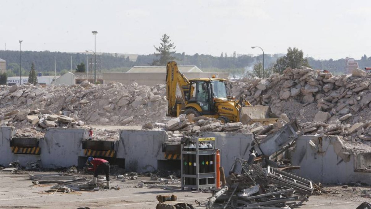 Una máquina trabaja en el desescombro de la fábrica calicinada por el incendio.-RAÚL G. OCHOA