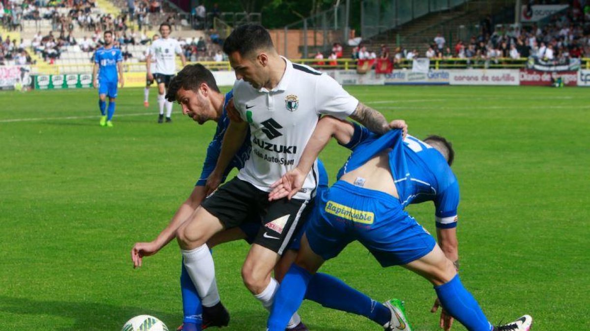 Armiche protege el balón ante dos jugadores del Linares el pasado domingo.-RAÚL G. OCHOA