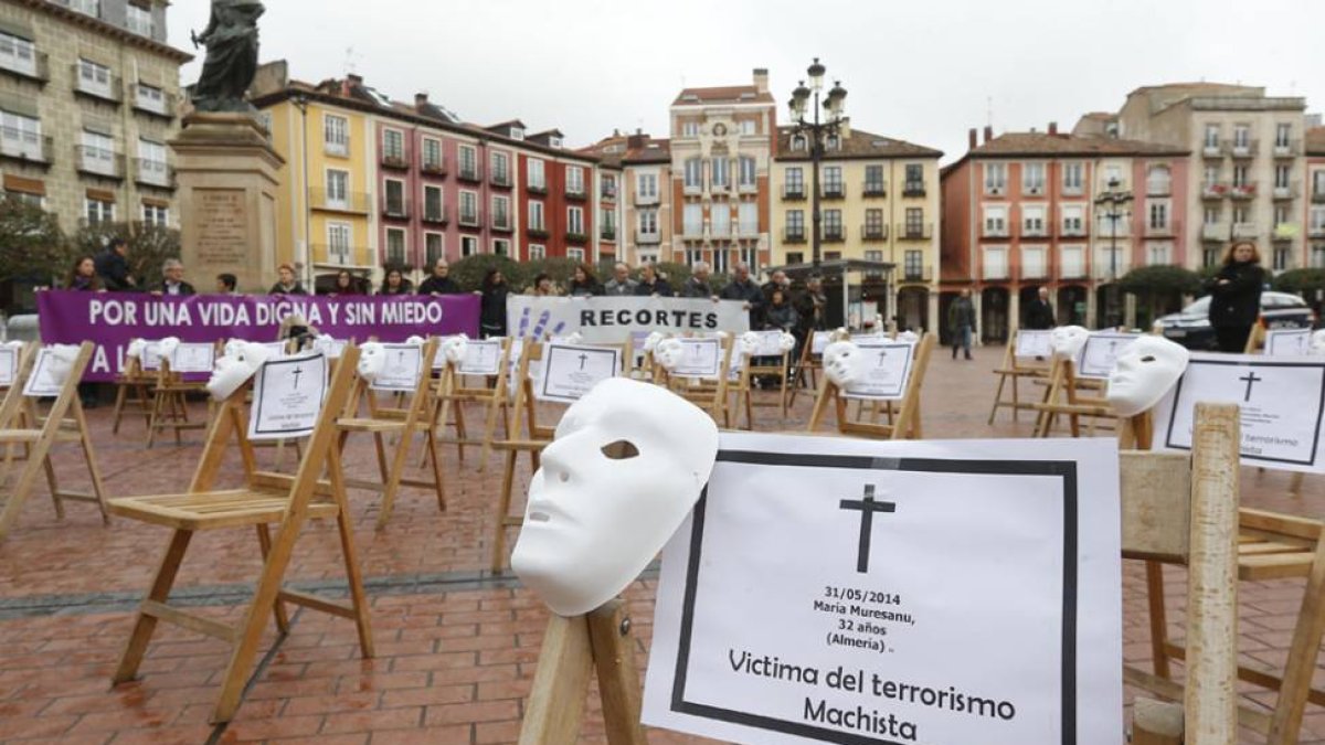 Concentración del movimiento 8 de Marzo el día mundial contra la violencia de género en la Plaza Mayor.-RAÚL G. OCHOA