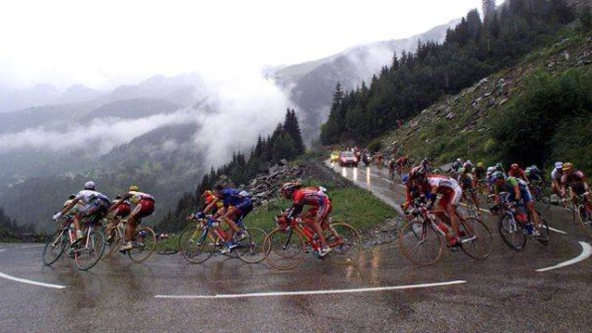 El pelotón desciende el Croix de Fer, en una edición del Tour de Francia.-Foto: REUTERS / ÉRIC GAILLARD