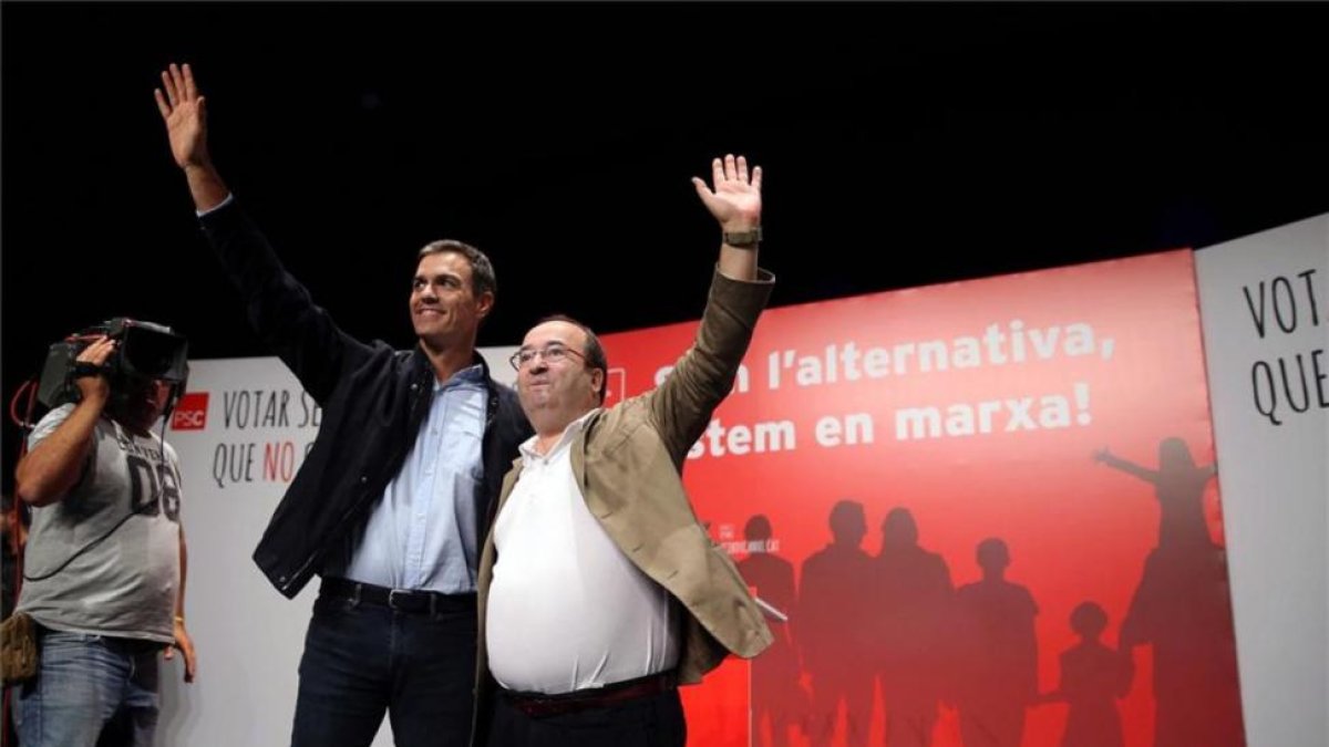 Pedro Sánchez y Miquel Iceta en Badalona.-EFE / TONI ALBIR