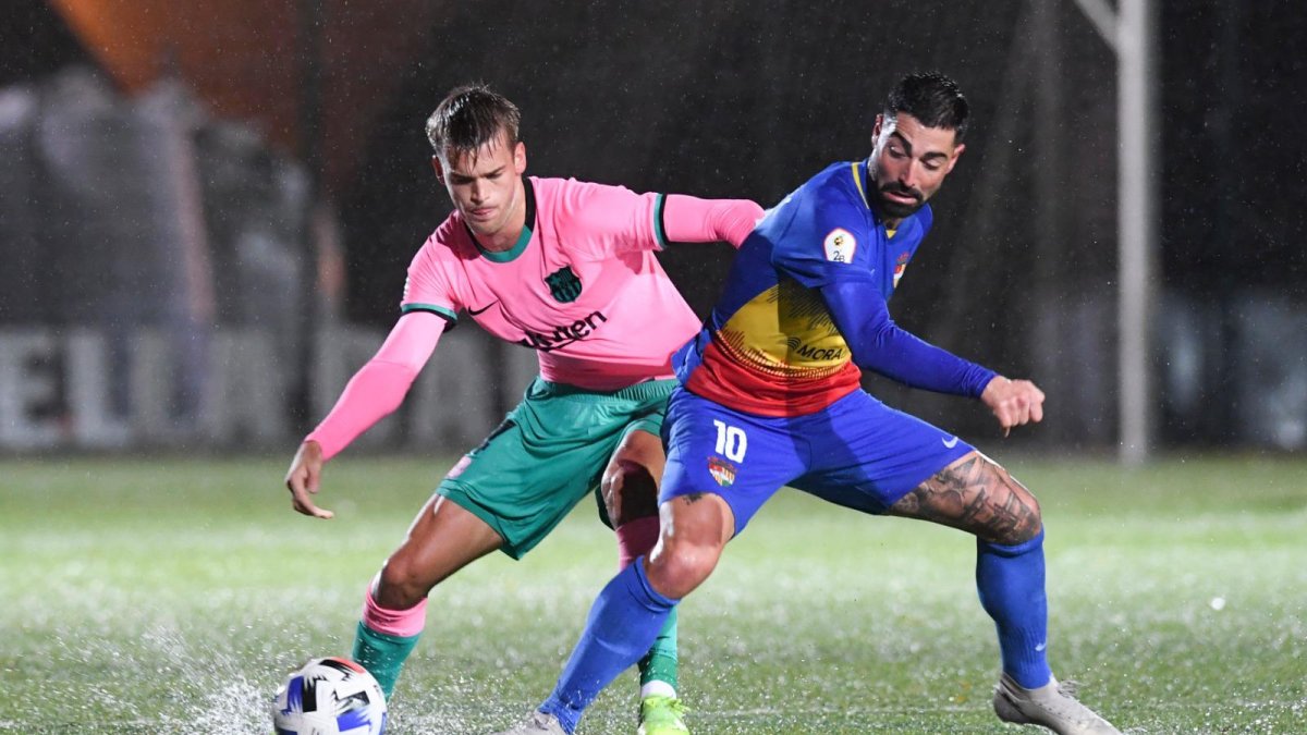 Un jugador del FC Andorra disputa un balón con un defensor del Barça B en un choque de esta campaña. FC ANDORRA
