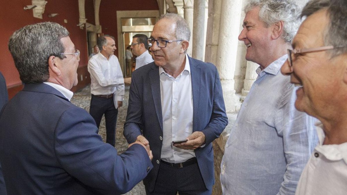 César Rico presidente de la Diputación, saluda a José Luis López Cerrón, presidente de la Federación de ciclismo .-SANTI OTERO