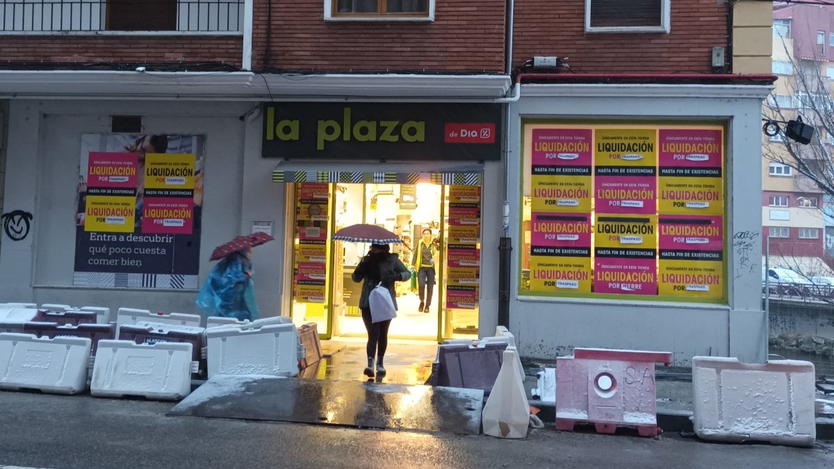 Los supermercados La Plaza de Día están reponiendo pero siguen con descuentos de liquidación