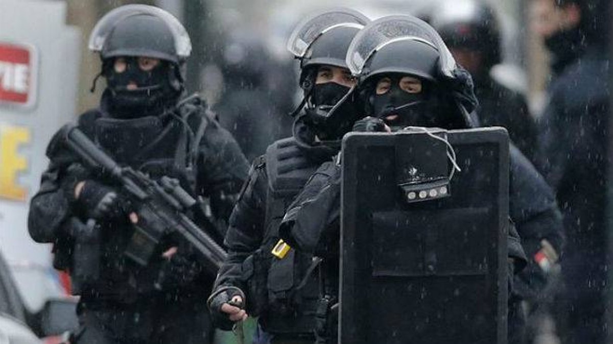 Fuerzas de élite de la policía francesa ayer en la calle donde fue asesinada una policía local.-Foto: REUTERS/ CHRISTIAN HARTMAN