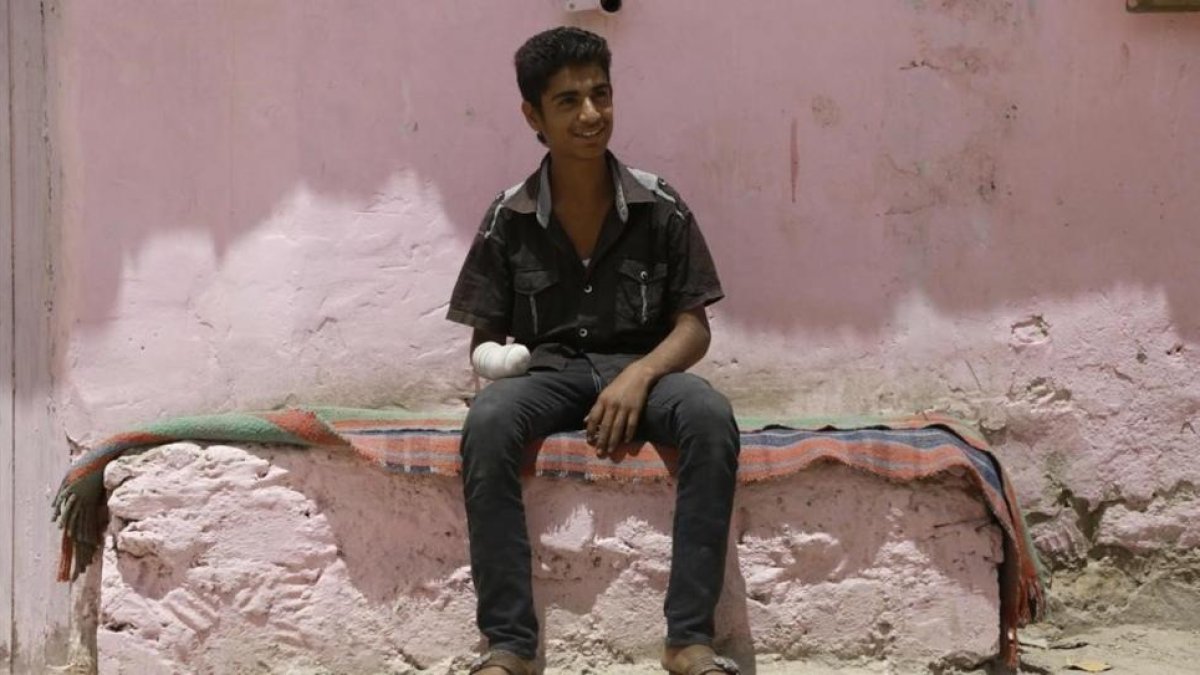 Bashar Qassem, de 16 años, sentado en el exterior de su casa, en la ciudad de Al-Hol (noreste de Siria), el 31 de mayo.-AFP / DELIL SOULEIMAN