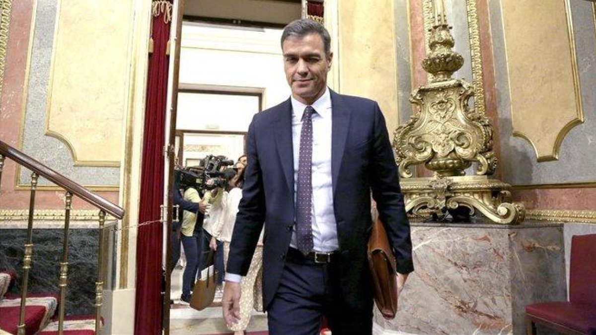 El presidente en funciones, Pedro Sánchez, entra en el pleno del Congreso de los Diputados, este miércoles.-DAVID CASTRO