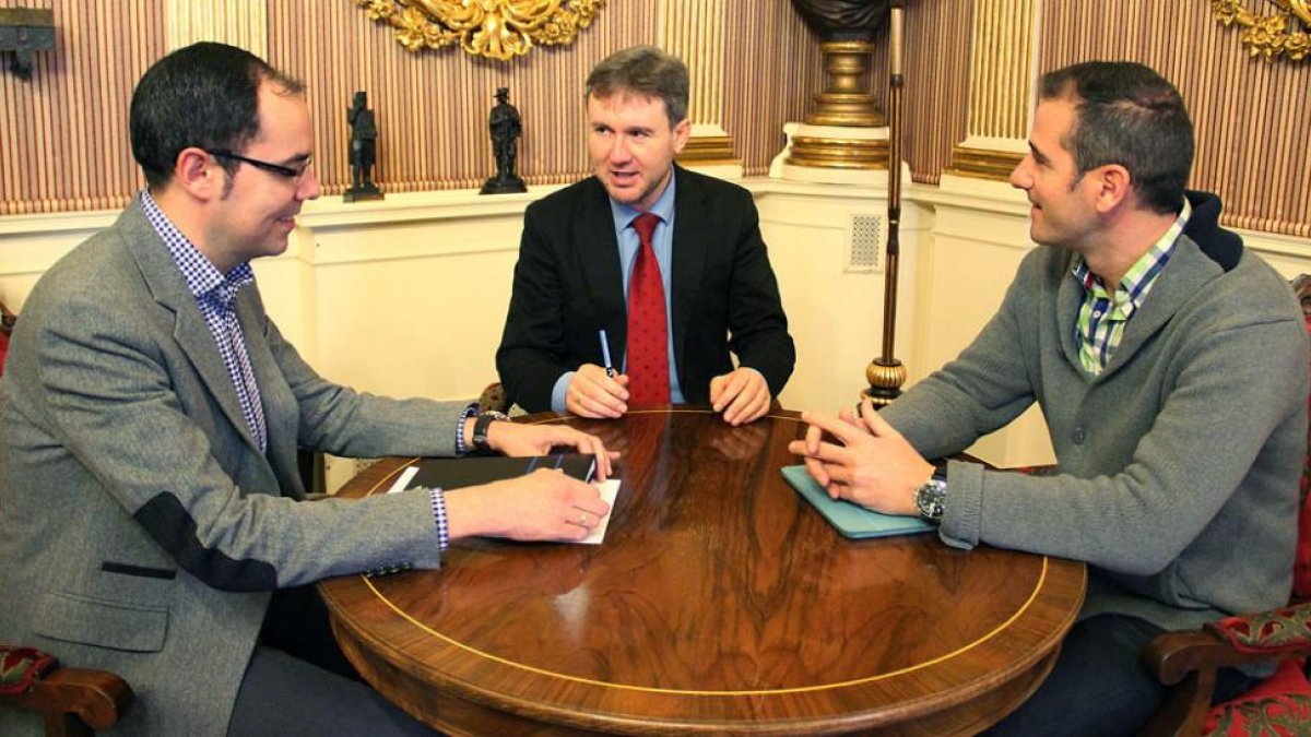 EL alcalde, Javier Lacalle, se reunió con los organizadores del congreso de profesionales de diseño.-JAIME CARAZO