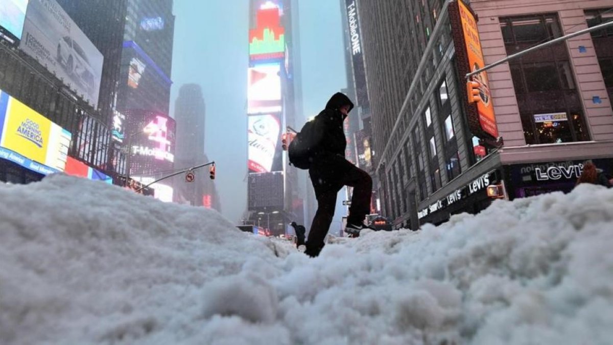 Un hombre anda por la nieve en la ciudad de Nueva York este martes tras la gran tormenta de invierno.-JEWEL SAMAD