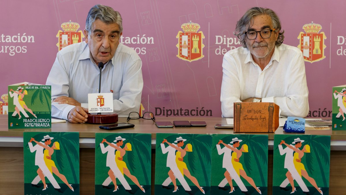 Antonio Miguel Araúzo, alcalde de Pradoluengo, y Antonio Sáez, teniente de alcalde, presidieron el acto de presentación en la Diputación de Burgos. SANTI OTERO