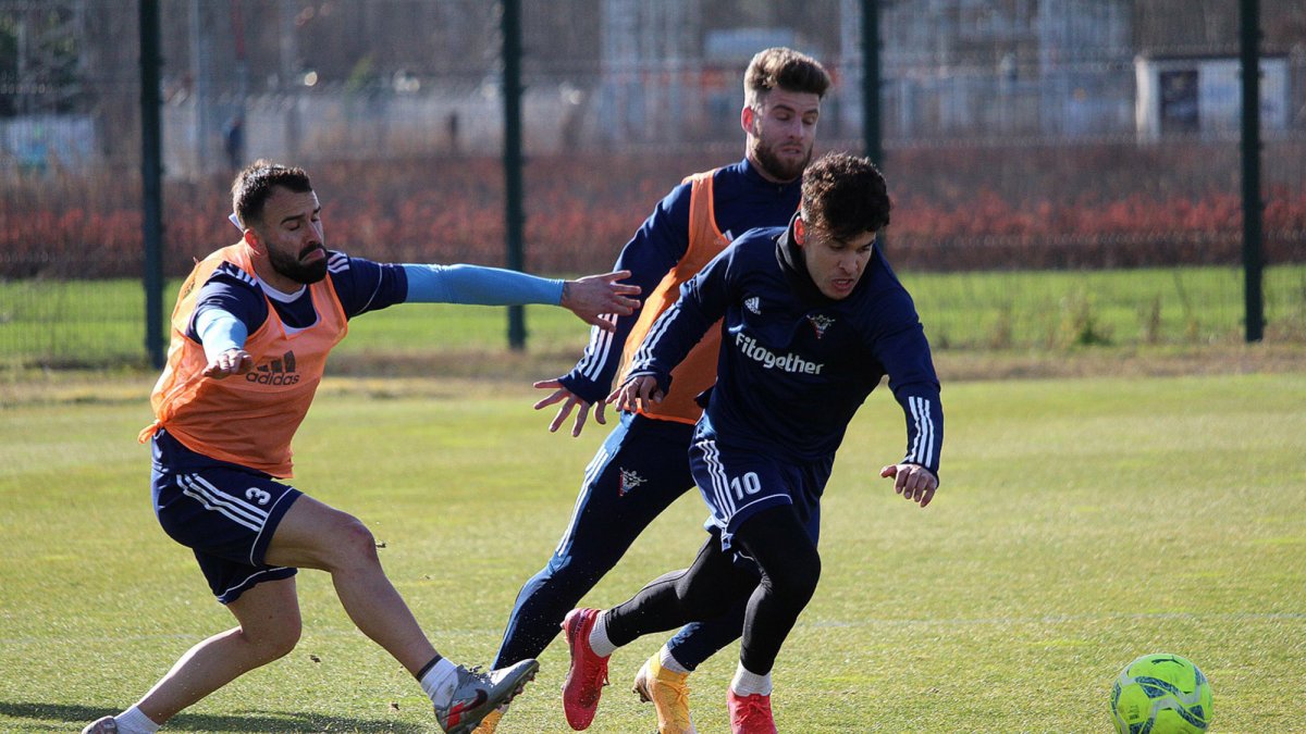 Javi Jiménez, Moha Ezzarfani y Mario Barco pugnan por un balón en el entrenamiento de ayer en Anduva. CD MIRANDÉS